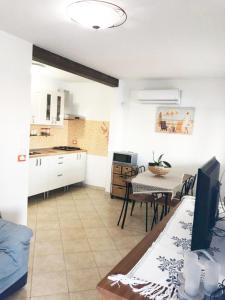 uma cozinha e uma sala de jantar com uma mesa e uma cozinha em Resort Giglio di Mare em Sellia Marina