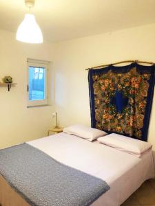 um quarto com uma cama com um cobertor na parede em Resort Giglio di Mare em Sellia Marina