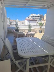 d'une table et de chaises sur un balcon avec vue. dans l'établissement Novecento Dimore di Poesia, à Trani