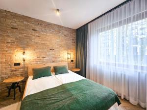 Łóżko lub łóżka w pokoju w obiekcie visit baltic - Rezydencja Sienkiewicza Loft przy plaży