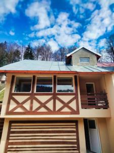 una casa con garaje para caballos con techo en Doi Iepuri, en Azuga