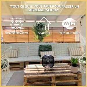 ein Poster eines Wohnzimmers mit einem Sofa und einem Tisch in der Unterkunft Le Paisiblement Vôtre 3 Ch, Terrasse, Clim, Park in Montauban