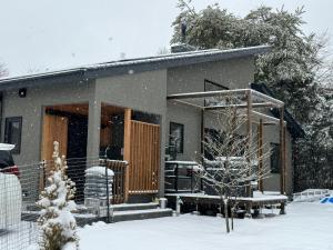 a house covered in snow in the yard at トライハク西軽井沢 柚季-ゆずき- in Karuizawa