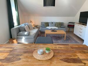 ein Wohnzimmer mit einem Sofa und einem Tisch in der Unterkunft Apartment Elisa in Osnabrück