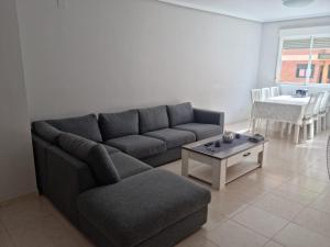 uma sala de estar com um sofá e uma mesa em PUERTO BENICARLÓ em Benicarló