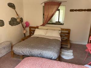 een slaapkamer met een bed en een raam bij Casa della Nonna in Porretta Terme
