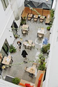 una vista aérea de un restaurante con mesas y sillas en INK Hotel Amsterdam - MGallery Collection en Ámsterdam