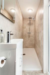 y baño con lavabo y ducha. en One bedroom apartment, Driveway, Bracknell Centre en Bracknell