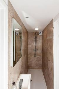 a bathroom with a sink and a shower at One bedroom apartment, Driveway, Bracknell Centre in Bracknell