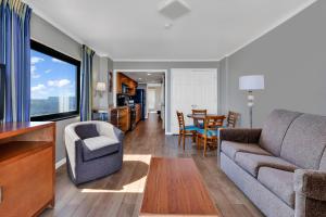 een woonkamer met een bank en een eetkamer bij Beachfront Luxury Condo w Private Balcony in Myrtle Beach