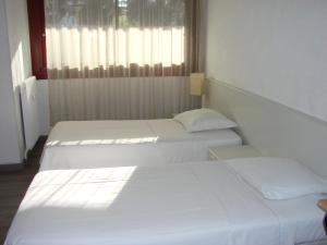 カンヌにあるACCI Cannes Galliaの窓付きの客室で、白いベッド2台が備わります。