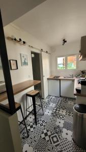 Η κουζίνα ή μικρή κουζίνα στο Maisonnette avec jardin proche Paris