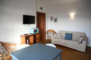 een woonkamer met een bank en een tafel bij La Finestra Blu Alba 2 in Alba