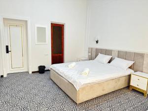 Cama ou camas em um quarto em ChashmaFam Hotel