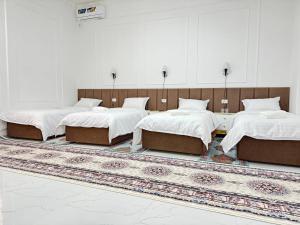 Łóżko lub łóżka w pokoju w obiekcie ChashmaFam Hotel