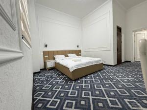 Cama ou camas em um quarto em ChashmaFam Hotel
