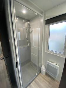 Kúpeľňa v ubytovaní Mobil home familial neuf de 2024 pour 8 personnes + 16 fotografií