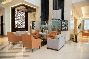 um átrio com sofás e cadeiras num edifício em Sun & Moon Bacca Hotel em Meca
