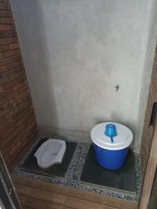 - une petite salle de bains avec des toilettes et un seau dans l'établissement Wisma Sadewa, à Pangenjurutengah