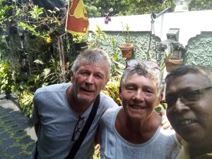 Zwei Männer, die sich für ein Bild in einem Garten posieren in der Unterkunft Number 01 by Taprobane in Negombo