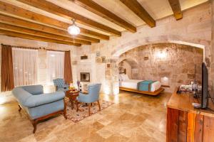 A seating area at Imperial Cave Suites & Spa