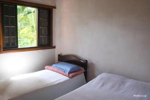 ペネドにあるHostel Centro Hípico Quintalのベッドルーム1室(ベッド2台、窓付)