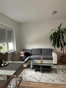 sala de estar con sofá y mesa en Seiersberg en Seiersberg