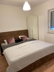 1 dormitorio con 1 cama grande con almohadas rosas en Seiersberg en Seiersberg