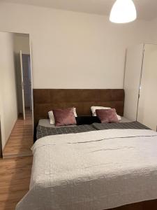 1 dormitorio con 1 cama grande y 2 almohadas en Seiersberg en Seiersberg
