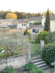 un escalier dans un jardin avec des maisons dans l'établissement Authentique Mazet et sa fontaine en Provence, à Fontvieille