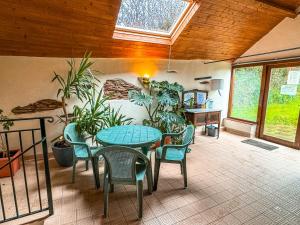 une salle à manger avec une table et des plantes dans l'établissement Fern Cottage, Triscombe Farm Cottages, à Wheddon Cross