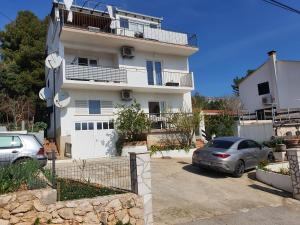 Budova, kde se apartmán nachází + 23 fotografií