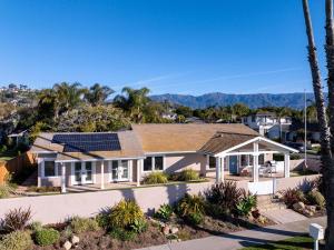 une maison avec des panneaux solaires sur le toit dans l'établissement Casa Costera, à Santa Barbara