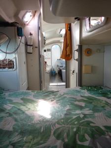 a room with a bed in an ambulance at Chambre sur un voilier in Sainte-Anne