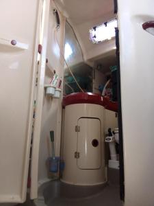 Chambre sur un voilier في سانت آن: حمام صغير مع حوض ومرحاض