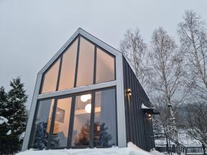 una casa de cristal en la nieve en Green House Jugów 