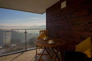 een tafel en stoelen op een balkon met uitzicht bij Apartview Bukowa II by Rent like home in Wisła