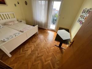 um quarto com uma cama e piso em madeira em Villa Dudu em Selce