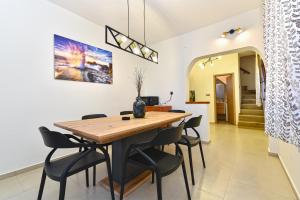 - une salle à manger avec une table et des chaises en bois dans l'établissement Apartments Vili 351, à Fažana
