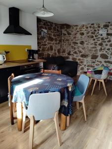 a room with a table and chairs and a kitchen at Maison de pêcheurs in Saint-Quay-Portrieux