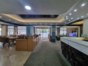 Televisyen dan/atau pusat hiburan di Perlo Hotel City