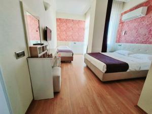 - une chambre avec 2 lits et une grande fenêtre dans l'établissement Perlo Hotel City, à Antalya