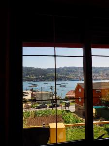 uma janela com vista para uma massa de água em Estudio con vistas al mar em Moaña