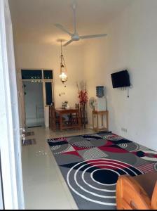 - un salon avec un tapis à l'étage dans l'établissement Wisma Sadewa, à Pangenjurutengah