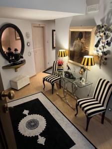 a living room with two chairs and a table and a painting at Residenza Ca' degli Enzi in Verona