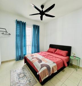 una camera con letto e ventilatore a soffitto di Melur D’Homestay Putrajaya a Putrajaya