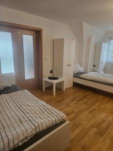 1 dormitorio con 2 camas y mesa. en Work and Stay 01 Stolberg Neu Modernisiert, en Stolberg