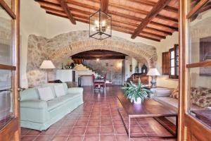 een woonkamer met een bank en een tafel bij Orvieto Country House in Castiglione in Teverina