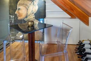un tavolo di vetro con un dipinto di una donna di L'ATTICO DELL'AMORE a Santa Maria Maggiore