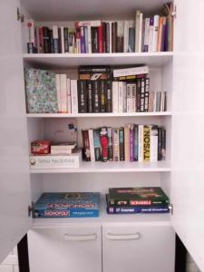 a book shelf filled with lots of books at Apartament Centrum Legnicy Janson in Legnica